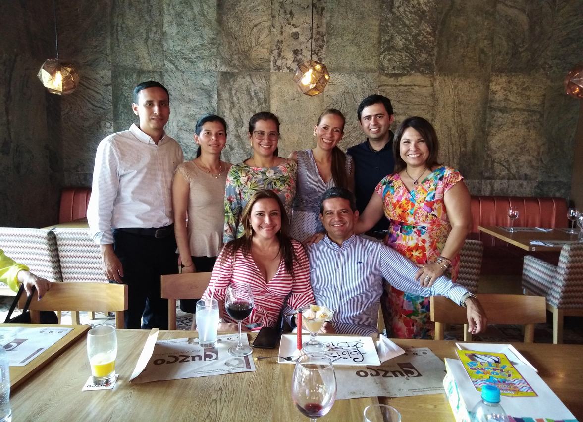 De pie. Eduard Penagos, Claudia Palacios, Ivonne Estrella, Lina Carrera, Víctor Pérez y Sandra Grijalba. Sentados, Tatiana de Rincón y el homenajeado.